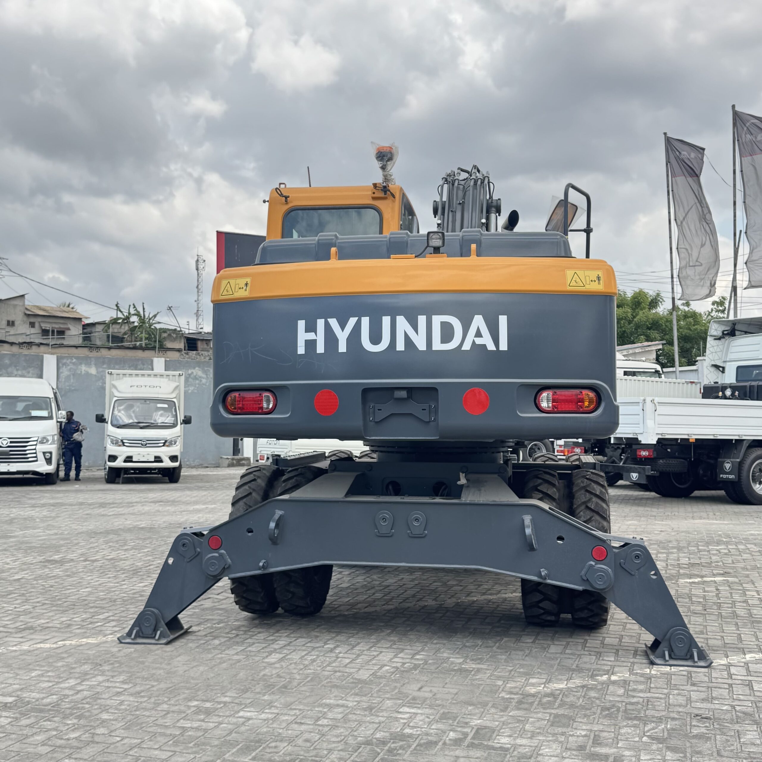 Hyundai R140W_6
